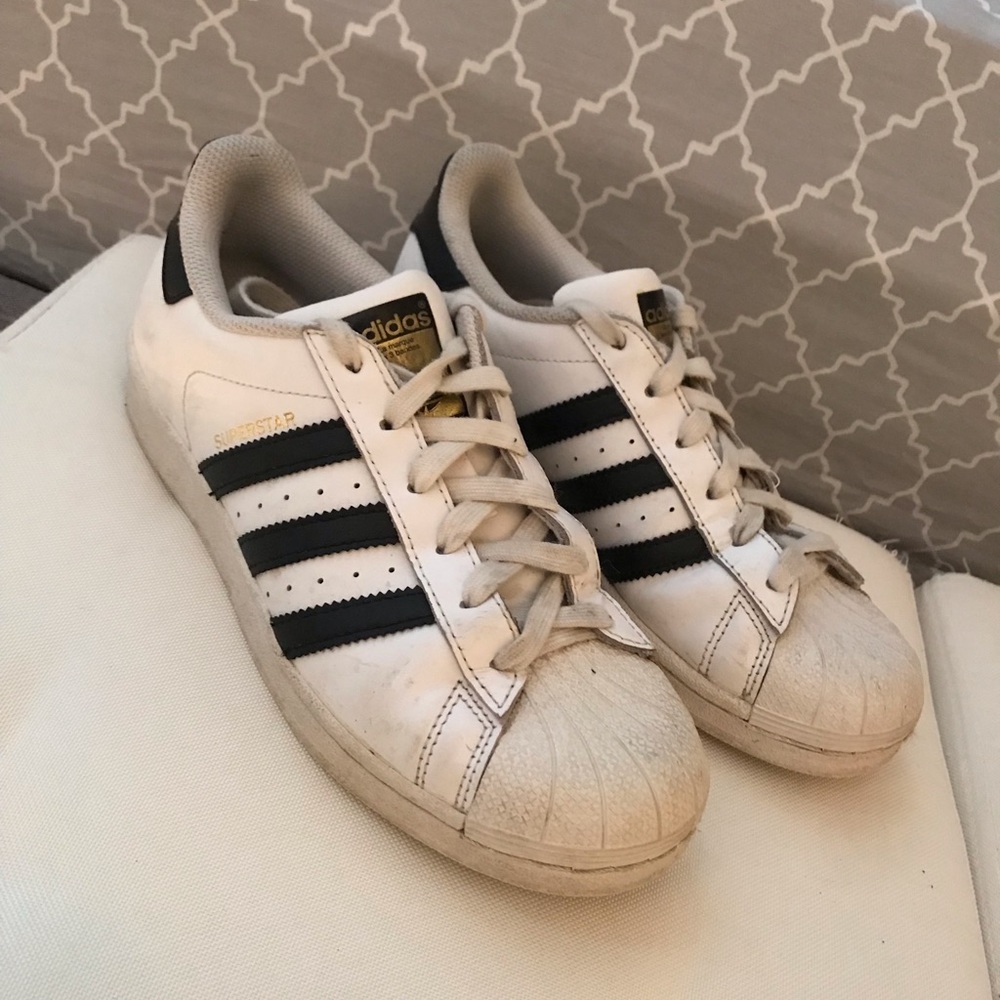 🌟SUPERSTAR ADIDAS SIZE 6🌟